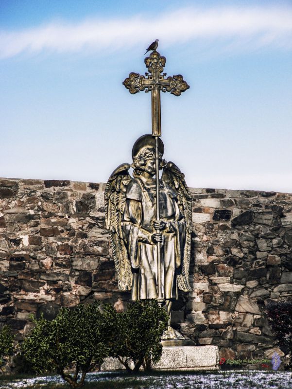 La paloma y el angel. Palacio de Gaudi (Astorga. Leon) Reducc.jpg